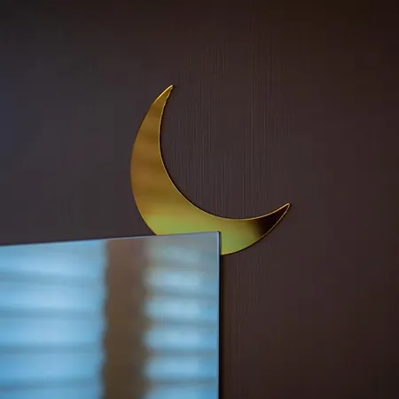 Gasthuis Moon By Celeste Catánia